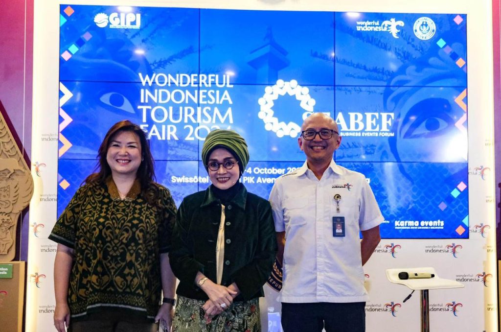 Pauline Suharno (Bendahara Gabungan Industri Pariwisata Indonesia), Nia Niscaya (Adyatama Kepariwisataan dan Ekonomi Kreatif Ahli Utama Kemenparekraf/Baparekraf), dan Firnandi Gufron (Direktur Wisata Pertemuan, Insentif, Konvensi, dan Pameran Kemenparekraf/Baparekraf)