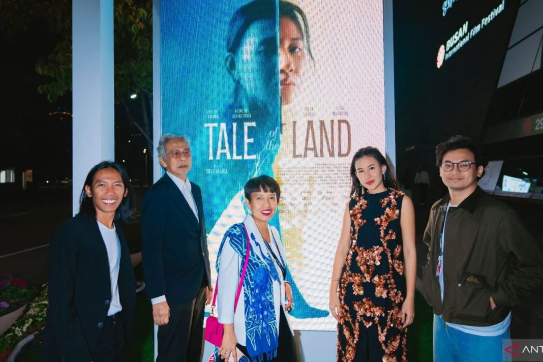 Petinggi FIlm Tale of the Land di depan poster Film di Busan Film Festival