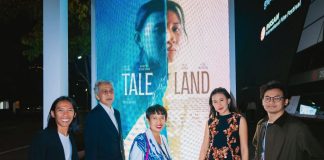 Petinggi FIlm Tale of the Land di depan poster Film di Busan Film Festival