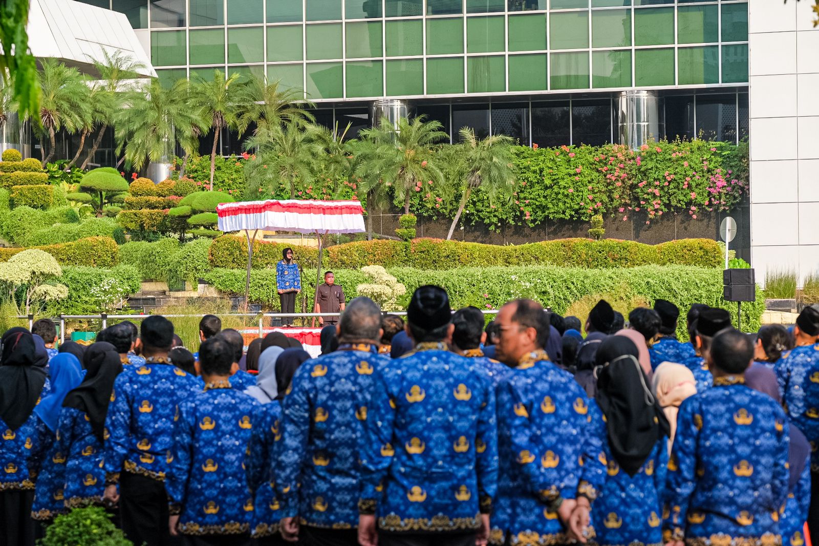 upacara peringatan hari sumpah pemuda di halaman gedung sapta pesona, kantor kementerian pariwisata dan ekonomi kreatif