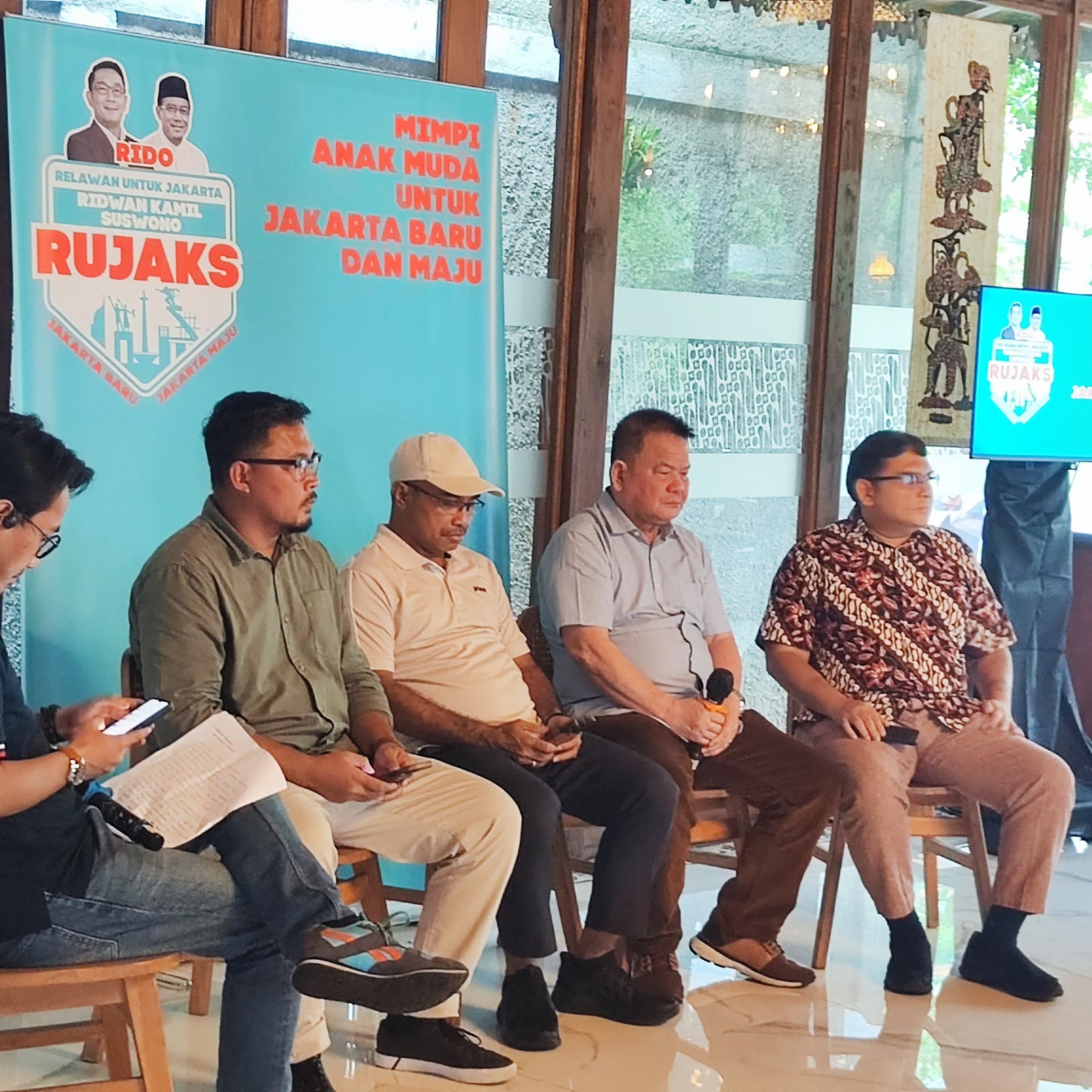 diskusi ringan bersama relawan rujaks di phalawan terrace café, jakarta selatan, jumat, 22 november 2024.