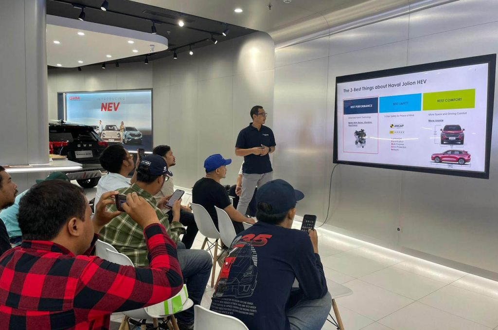 Pak Triyono, Senior Technical & Quality Manager GWM Indonesia memperkenalkan inovasi teknologi hybrid terbaru pada Haval Jolion HEV di acara Media Workshop yang diselenggarakan oleh Inchcape GWM Retail Indonesia (IGRI)