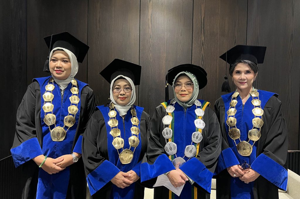 (Ki – Ka) drg.Irma Yudith Ayu Puspita, MARS (Wakil Rektor II); Dr. Shinta Silaswati, S.Kp.,MSc (Wakil Rektor I); Dr. Lisnadiyanti, SKM.,M.Kep (Rektor); dan Dr. drg. Ratna Sekundariadewi R, M.M.,Sp.Ort. (Wakil Rektor III)