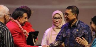 menteri fadli zoon menyerahkan penghargaan dari usmar ismail untuk raam punjabi