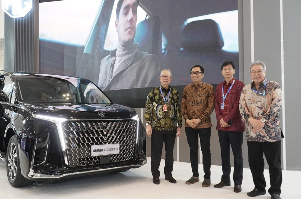 Perwakilan MG Motor Indonesia berfoto bersama Wakil Menteri Perindustrian Faisol Riza dan Ketua Gaikindo, Yohannes Nangoi