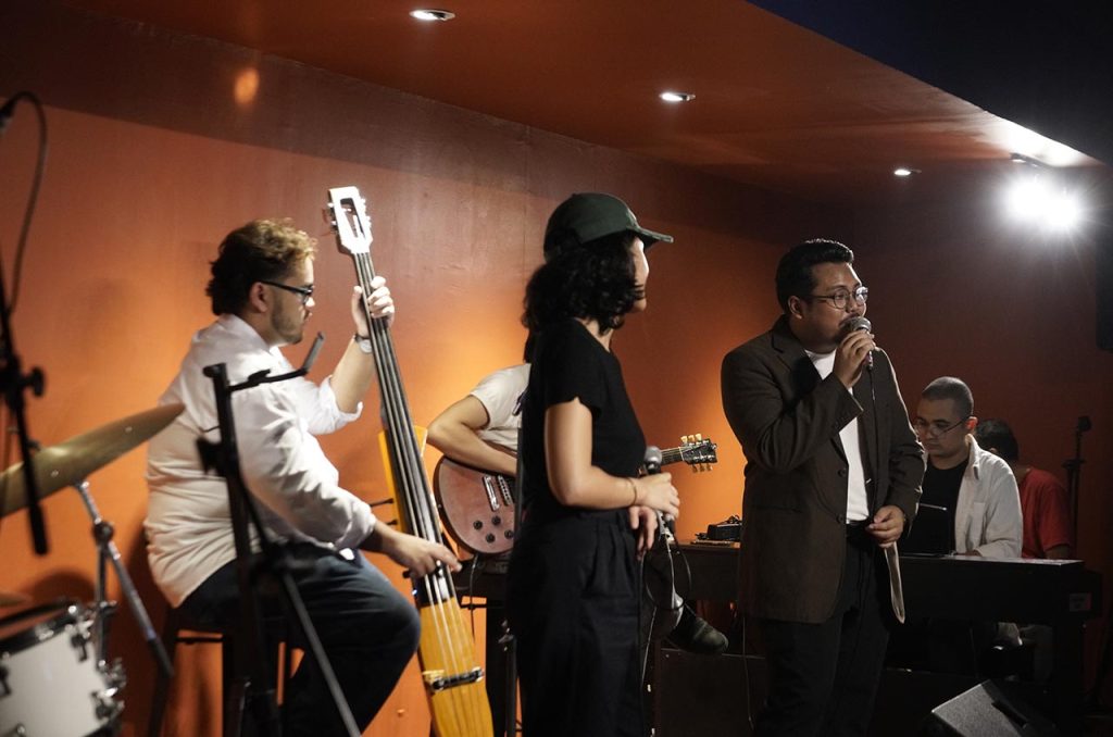 Jam session seru bersama Natasya Elvira, Rifki Soeria dan para musisi lainnya, menciptakan suasana yang penuh energi dan kreativitas!