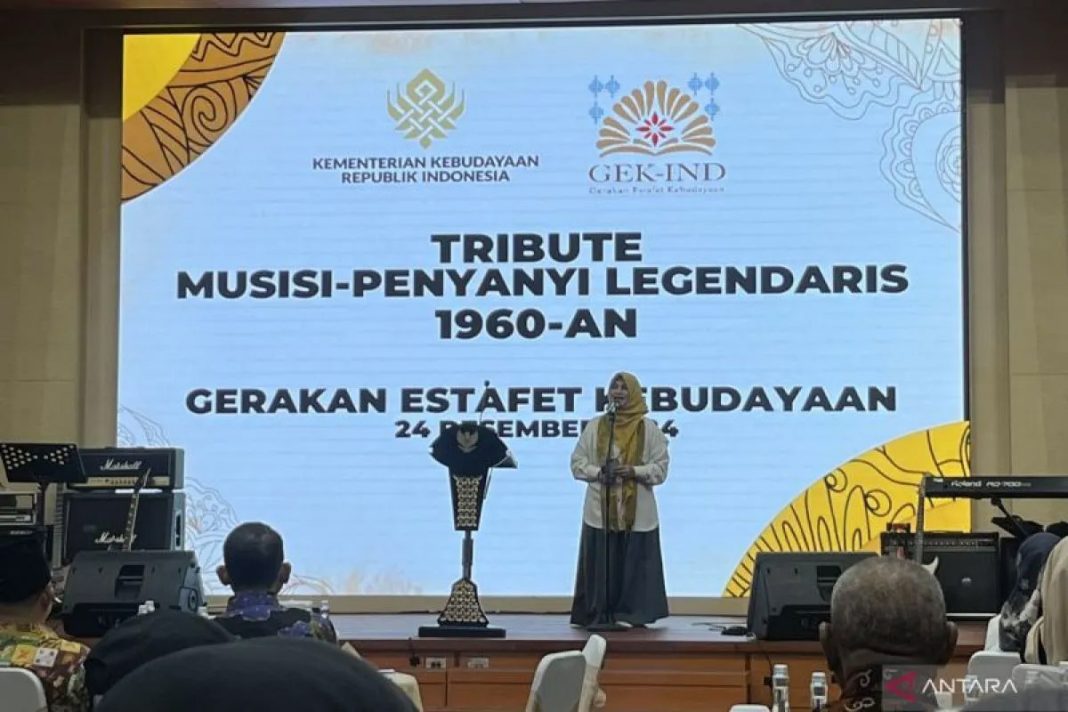 etua gek ind titi widoretno warisman menyampaikan sambutan dalam acara tribute musisi penyanyi legendaris 1960