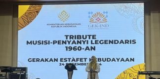 etua gek ind titi widoretno warisman menyampaikan sambutan dalam acara tribute musisi penyanyi legendaris 1960