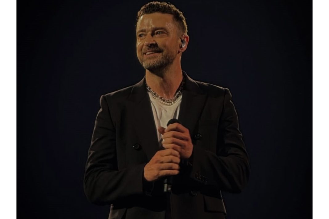 justin timberlake di atas panggung