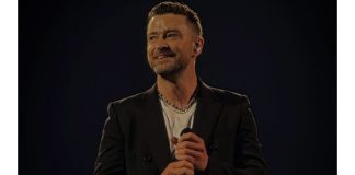 justin timberlake di atas panggung