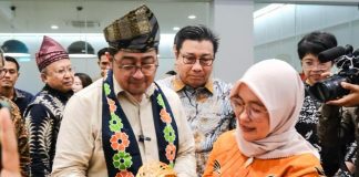 kementerian ekonomi kreatif untuk mendukung agenda 100 hari kerja presiden prabowo yang berfokus pada pemberantasan kemiskinan melalui pengembangan kewirausahaan dan akses kredit usaha.