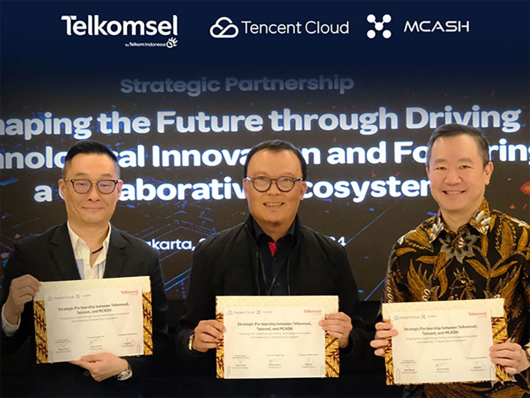 Poshu Yeung (Senior Vice President Tencent Cloud), Nugroho (Direktur Utama Telkomsel) dan Martin Suharlie (Direktur Utama MCASH)