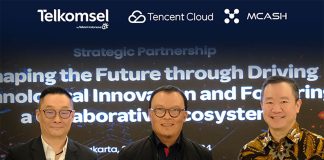 Poshu Yeung (Senior Vice President Tencent Cloud), Nugroho (Direktur Utama Telkomsel) dan Martin Suharlie (Direktur Utama MCASH)