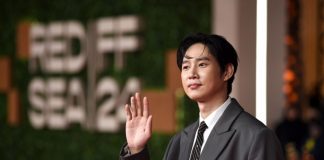 park sung hoon berpose untuk foto selama acara karpet merah festival film internasional laut merah di jeddah, arab saudi, pada bulan desember