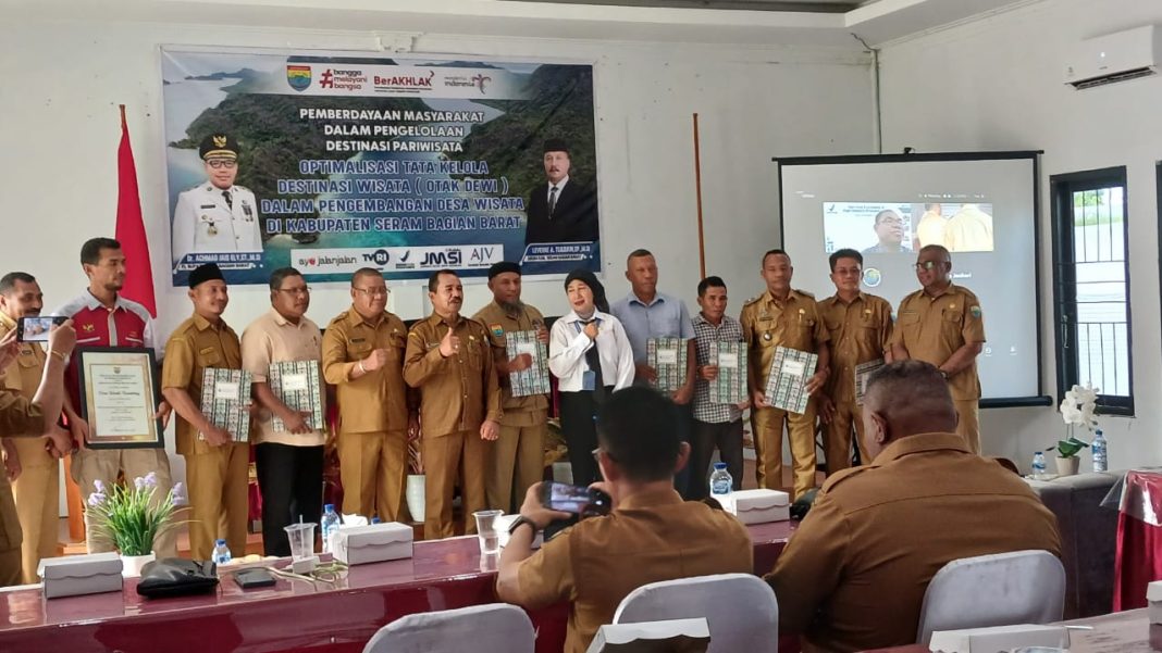 pemberian piagam penghargaan di palace mitra hotel kota piru