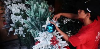 penjaja menghias pohon natal secantik mungkin