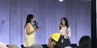 penulis novel berjudul “saudade” astriaci (kanan), saat cast reveal serial tersebut di lotte alley, lotte mall kuningan,