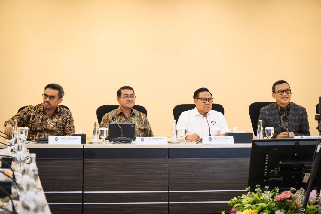 rapat tingkat menteri konsolidasi kebijakan pemberdayaan masyarakat di kantor kemenkopmk, selasa, jakarta