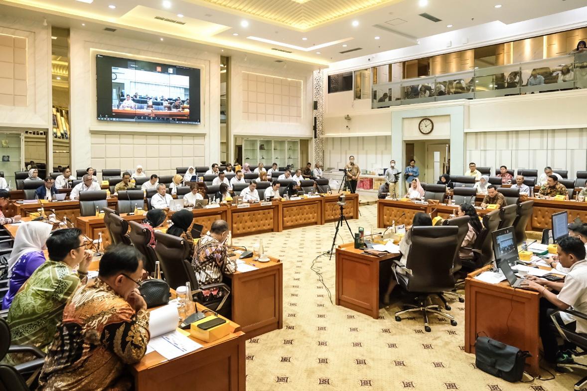 teuku riefky harsya dalam rapat kerja dengan komisi vii dpr ri di jakarta, rabu (4122024), mengajukan tambahan anggaran