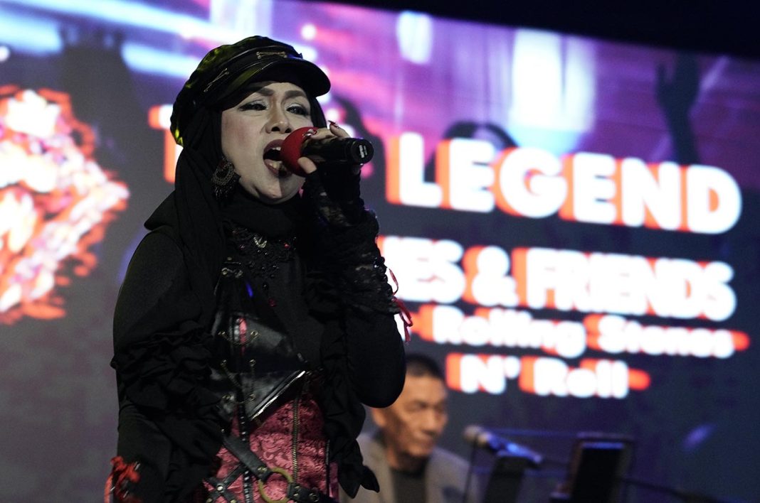 Lady Rocker Tia Veres tampil memukau di panggung The Legend D'Stones & Friends yang digelar di Grand Manhattan Bar and Lounge, Hotel Borobudur