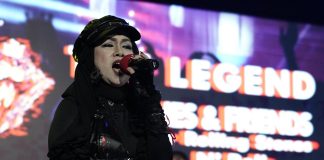 Lady Rocker Tia Veres tampil memukau di panggung The Legend D'Stones & Friends yang digelar di Grand Manhattan Bar and Lounge, Hotel Borobudur