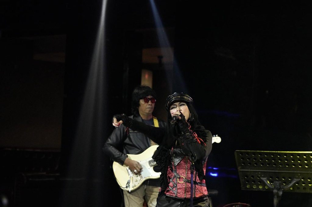 Lady Rocker Tia Veres tampil memukau di panggung The Legend D'Stones & Friends yang digelar di Grand Manhattan Bar and Lounge, Hotel Borobudur