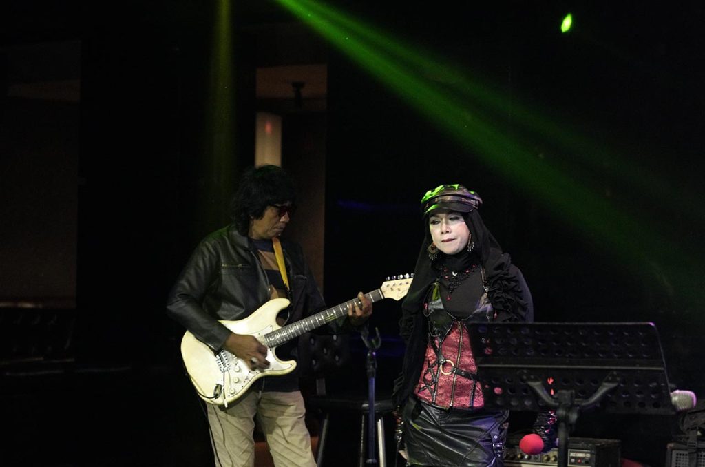 Lady Rocker Tia Veres tampil memukau di panggung The Legend D'Stones & Friends yang digelar di Grand Manhattan Bar and Lounge, Hotel Borobudur