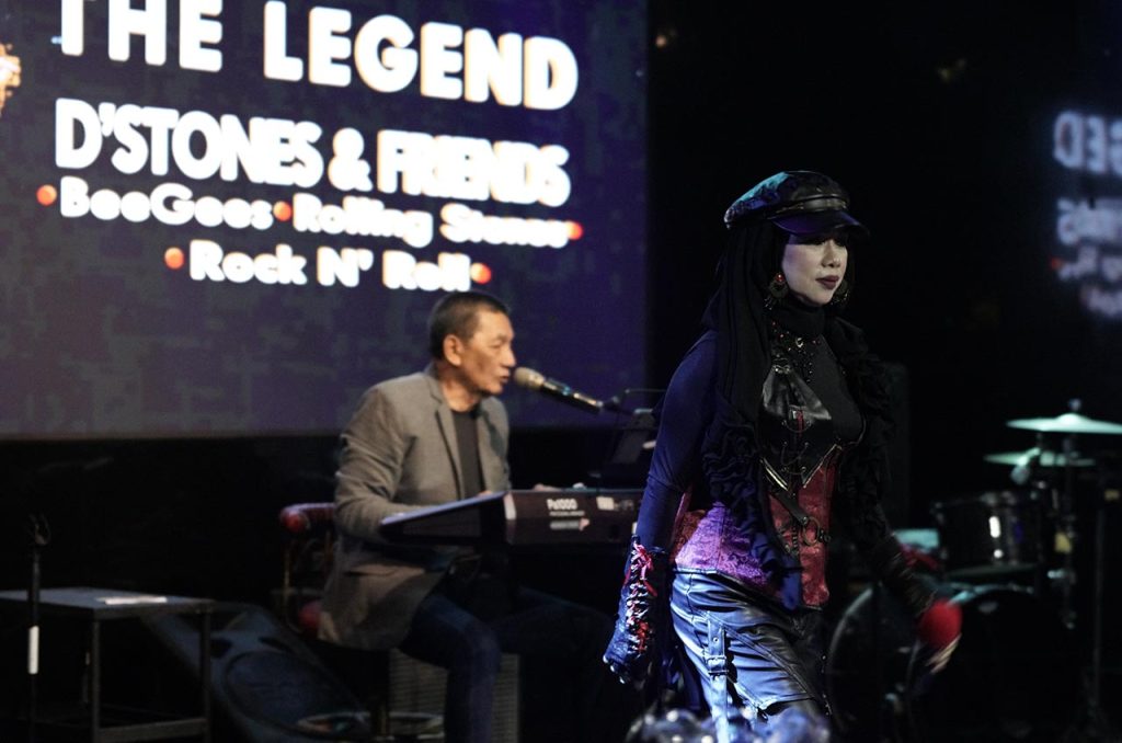 Lady Rocker Tia Veres tampil memukau di panggung The Legend D'Stones & Friends yang digelar di Grand Manhattan Bar and Lounge, Hotel Borobudur