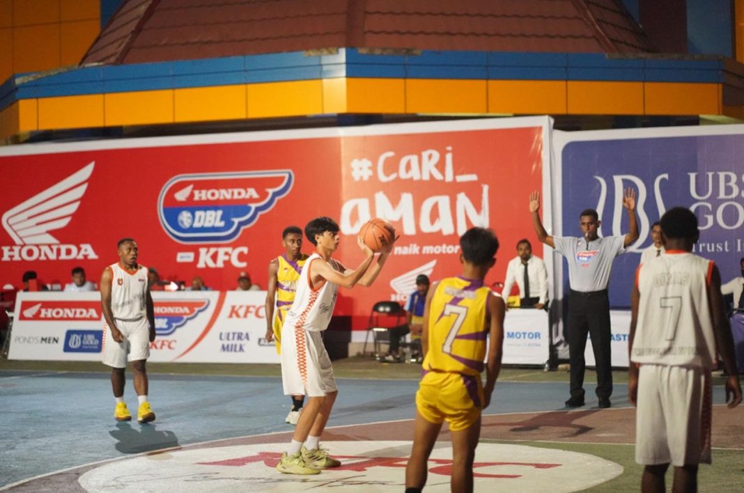 aksi reno salampessy di laga dbl papua