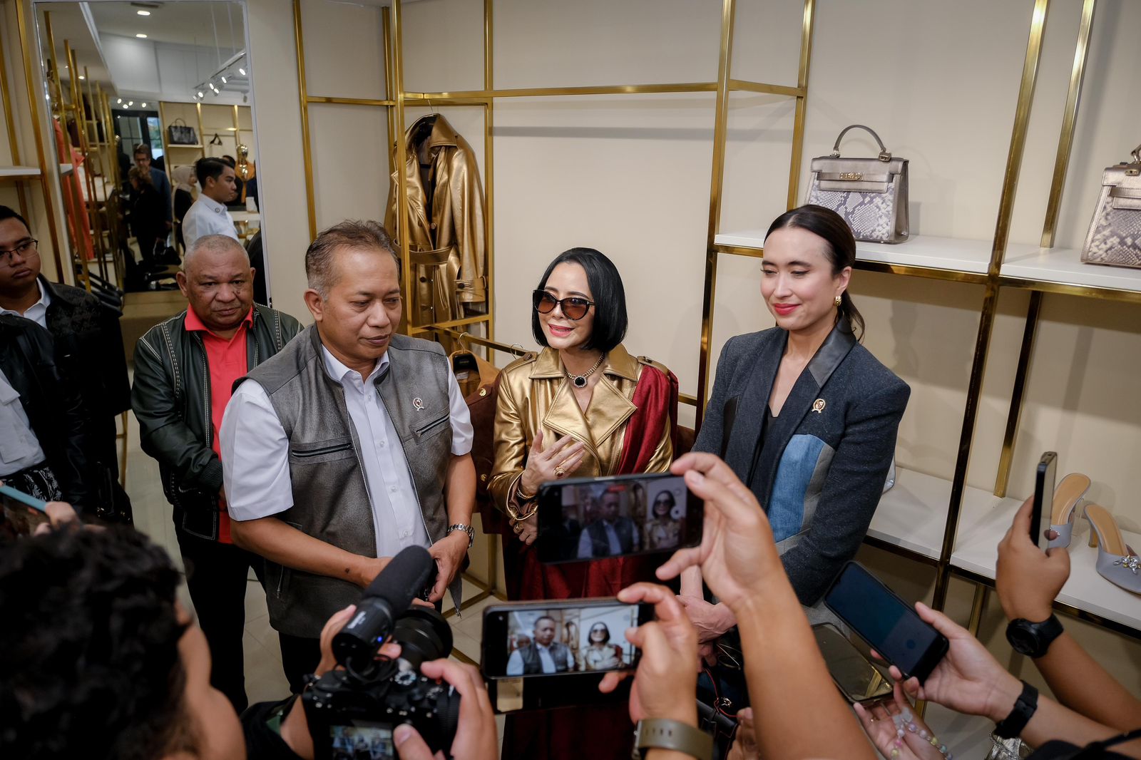 menpar)putri wardhana dan poppy dharsono meliat hasil karya garur