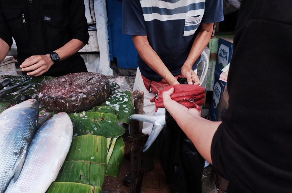 Menengok Tradisi Menyiapkan Ikan Bandeng di Rawa Belong Jelang Tahun Baru Imlek 2025