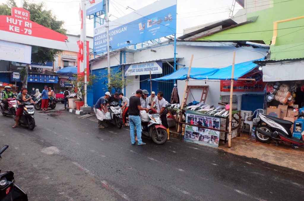 Menengok Tradisi Menyiapkan Ikan Bandeng di Rawa Belong Jelang Tahun Baru Imlek 2025