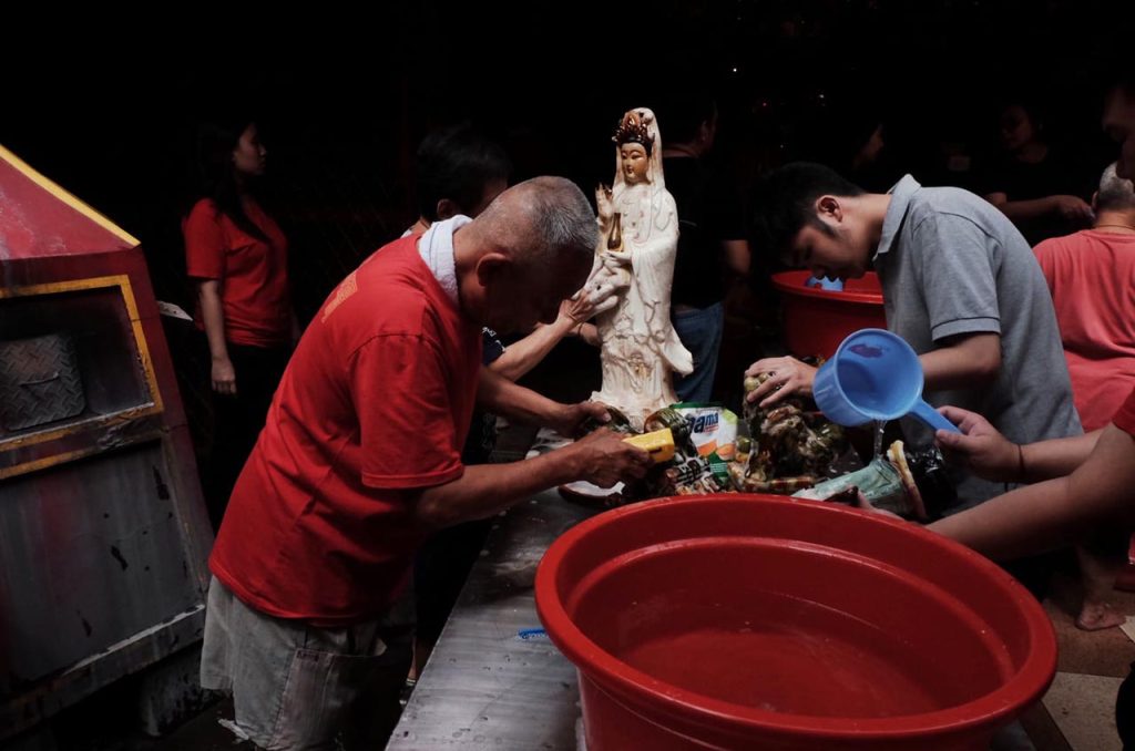 Ritual Cuci Patung Dewa Menjelang Imlek 2576