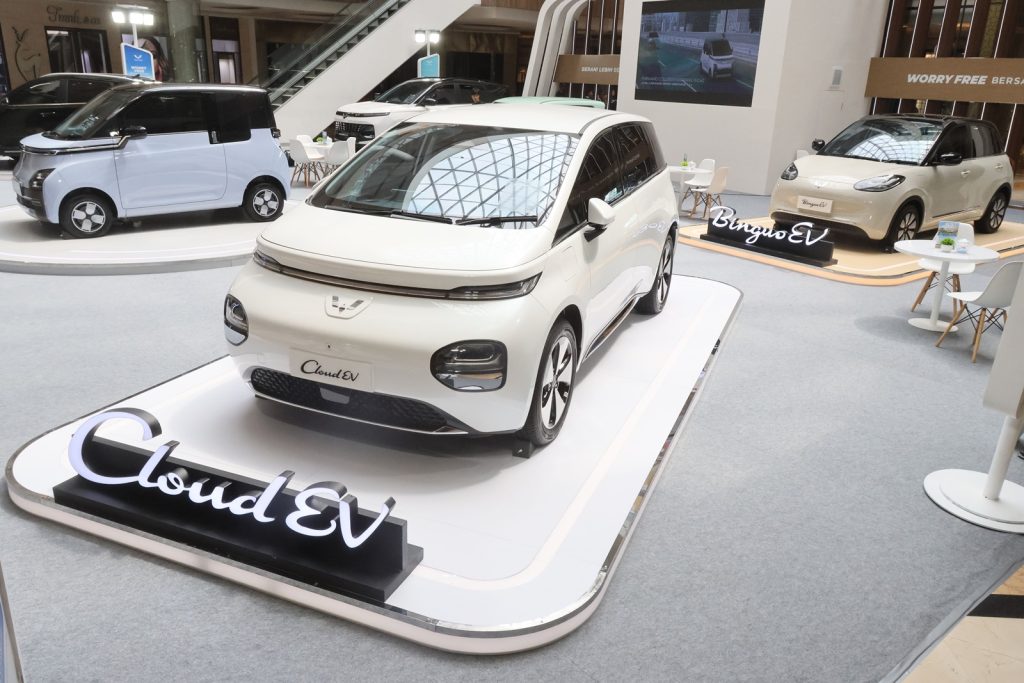 solusi mobilitas berkelanjutan ini terwujud dengan adanya wuling abc stories yakni air ev, binguoev, dan cloud ev