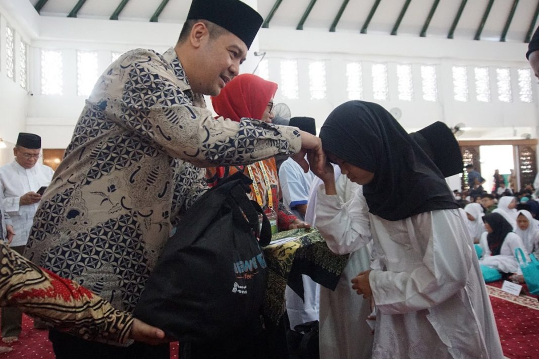 andri cahyono wibowo menyerahkan santunan untuk yatim di masjid akbar kemayoran