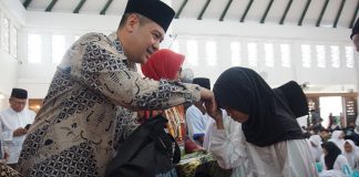 andri cahyono wibowo menyerahkan santunan untuk yatim di masjid akbar kemayoran