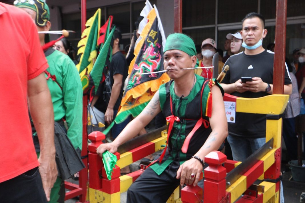 atraksi tatung, pawai budaya, serta festival kuliner khas tionghoa.