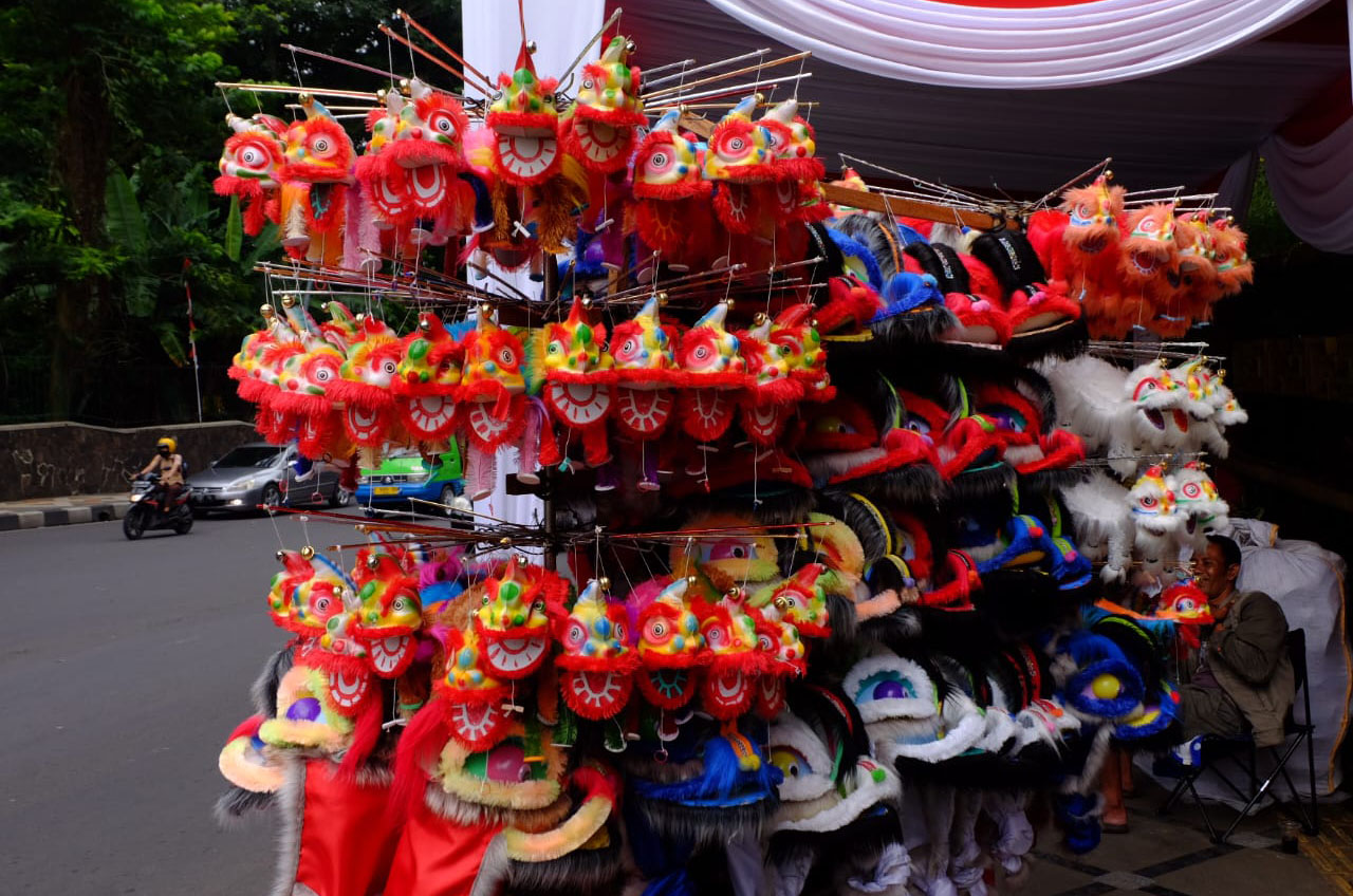 Berbagai boneka tangan Barongsai dijual di sepanjang Jalan Surya Kencana, Bogor, menjelang Cap Go Meh 2025. Mainan ini hadir dalam berbagai ukuran dan warna, menambah semarak perayaan Imlek.