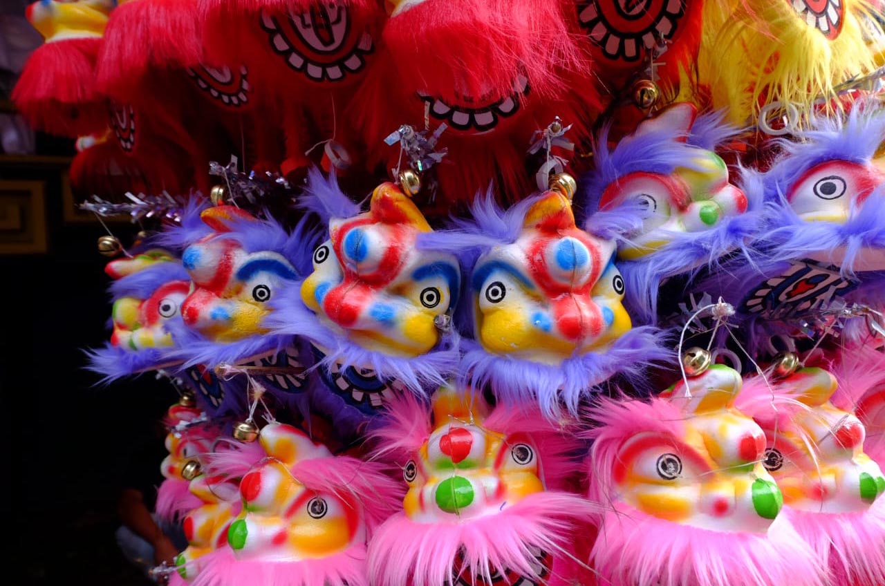 Berbagai boneka tangan Barongsai dijual di sepanjang Jalan Surya Kencana, Bogor, menjelang Cap Go Meh 2025. Mainan ini hadir dalam berbagai ukuran dan warna, menambah semarak perayaan Imlek.