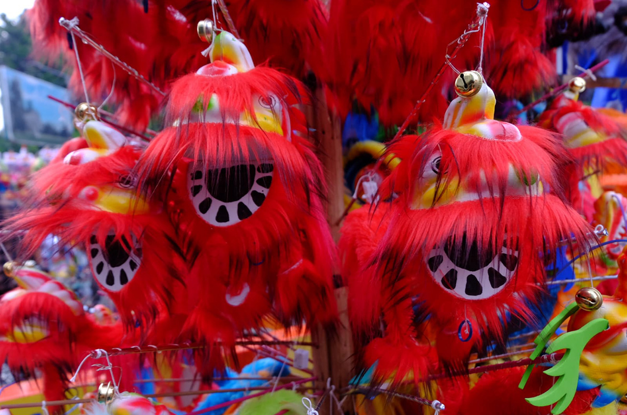 Berbagai boneka tangan Barongsai dijual di sepanjang Jalan Surya Kencana, Bogor, menjelang Cap Go Meh 2025. Mainan ini hadir dalam berbagai ukuran dan warna, menambah semarak perayaan Imlek.