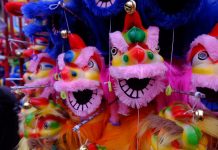 Berbagai boneka tangan Barongsai dijual di sepanjang Jalan Surya Kencana, Bogor, menjelang Cap Go Meh 2025. Mainan ini hadir dalam berbagai ukuran dan warna, menambah semarak perayaan Imlek.