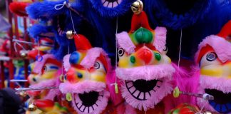 Berbagai boneka tangan Barongsai dijual di sepanjang Jalan Surya Kencana, Bogor, menjelang Cap Go Meh 2025. Mainan ini hadir dalam berbagai ukuran dan warna, menambah semarak perayaan Imlek.