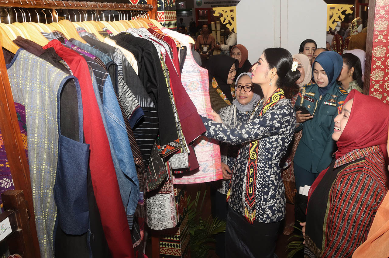 Ibu Selvi Gibran Rakabuming Raka bersama Ketua Umum BPP ASEPHI, Muchsin Ridjan, melakukan peninjauan bersama dengan Seruni (Solidaritas Perempuan untuk Indonesia) Kabinet Merah Putih