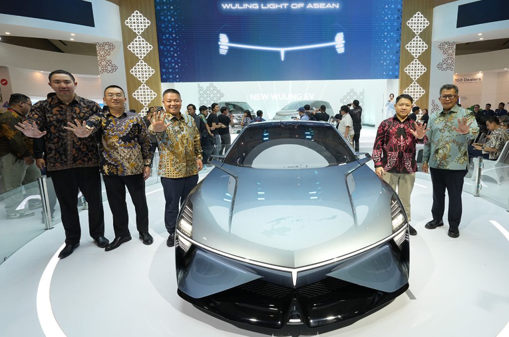 Jajaran Manajemen Wuling bersama Wuling Light of ASEAN