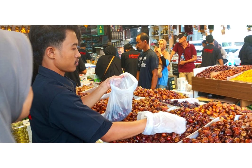 kurma kiloan yang ramai diserrbu pembeli