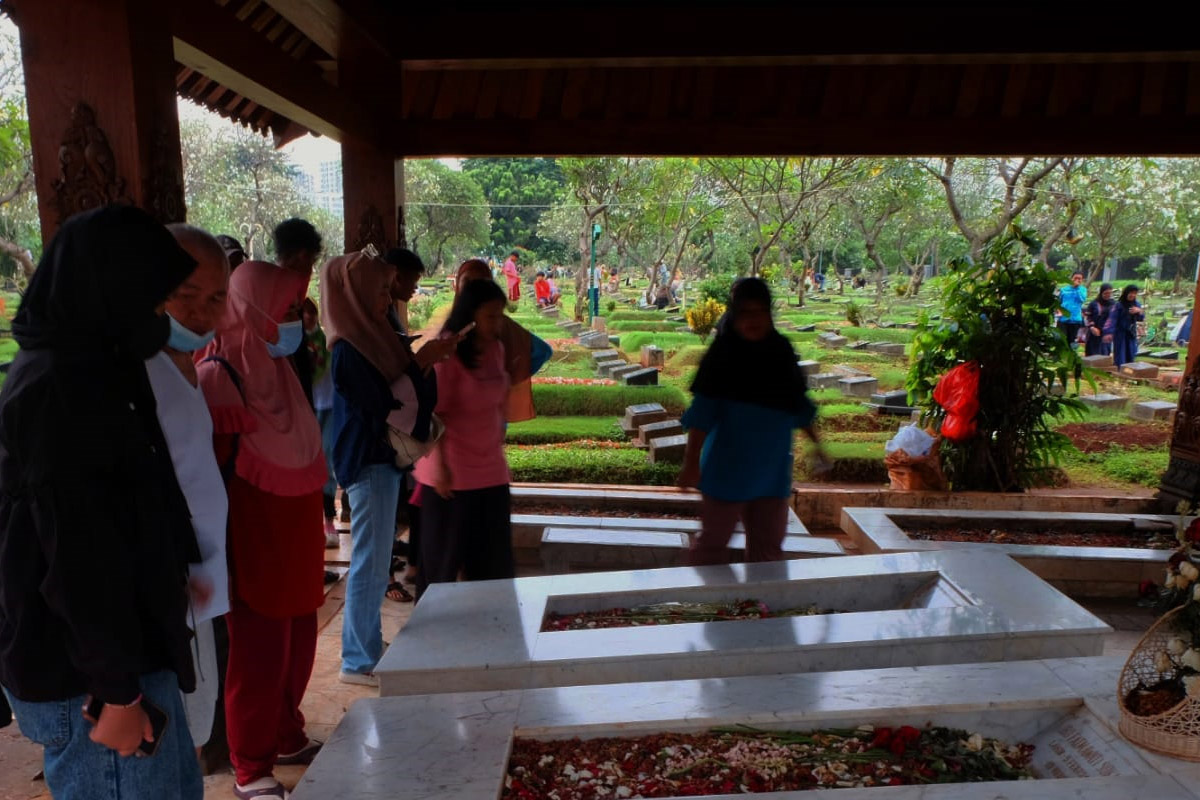 mengunjungi makam ibu fatmawati