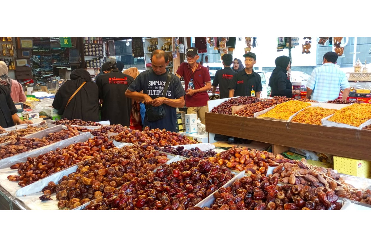 pedagang dan embeli kurma menumpuk di tanah abang