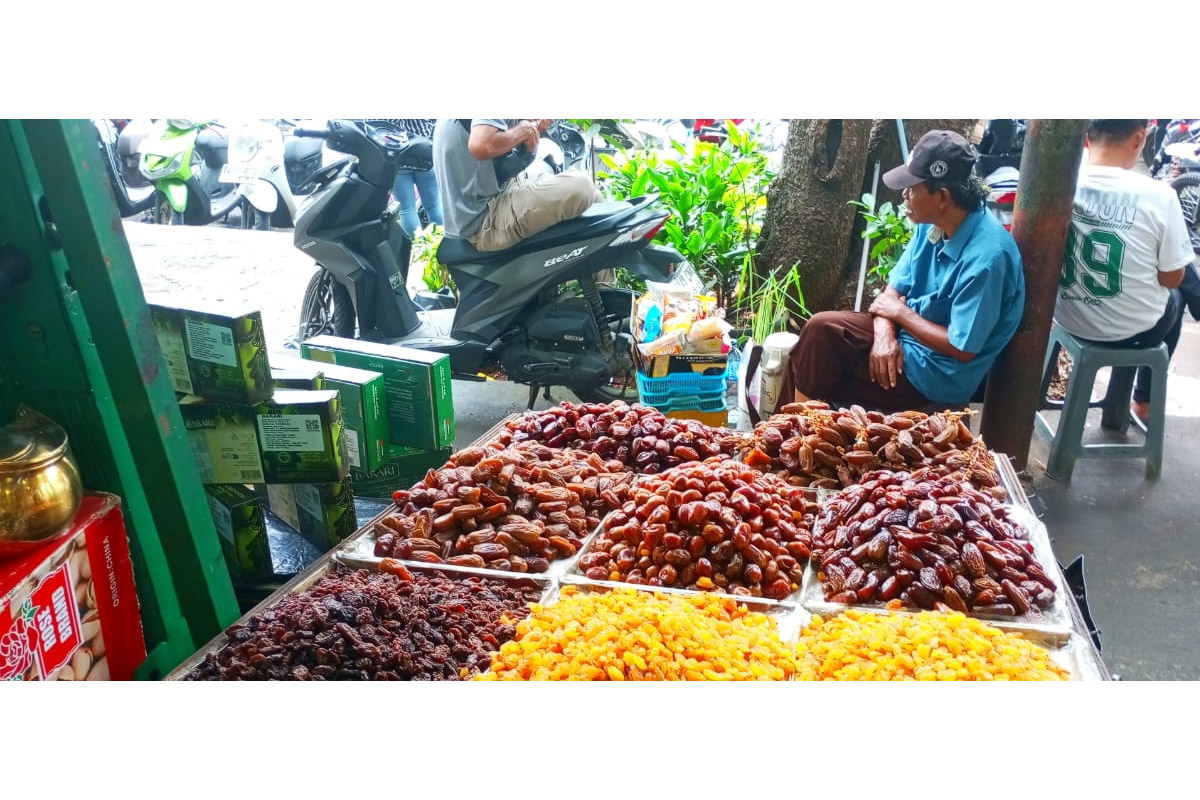 pedagang menunggu pembeli kurma