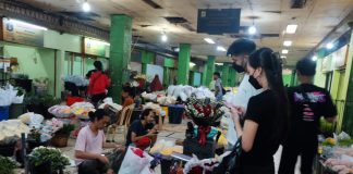 Menjelang Hari Valentine, seorang pembeli memilih bunga mawar di Pasar Rawa Belong, Jakarta Barat. Permintaan meningkat, membuat harga bunga melonjak drastis.