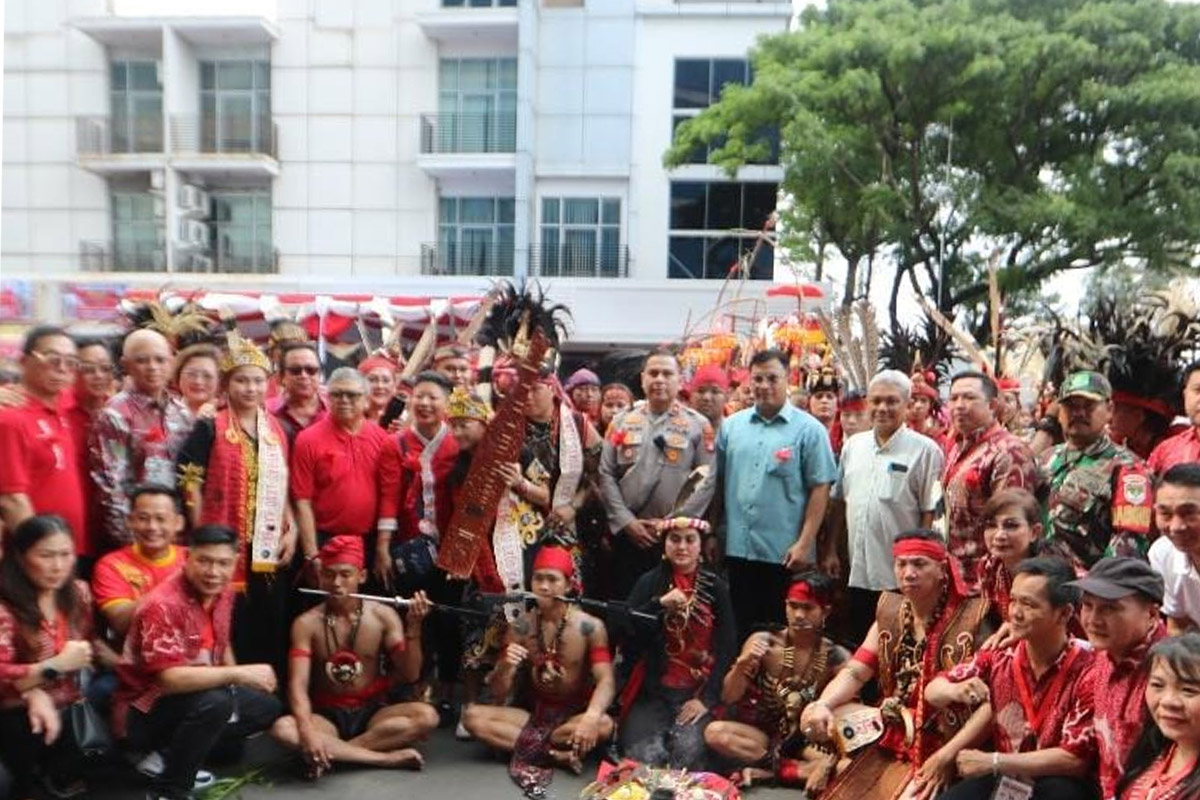 seniman dan panitia berfoto bersama